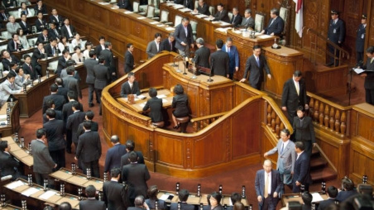premierul japoniei a supravietuit unei motiuni de cenzura in parlament