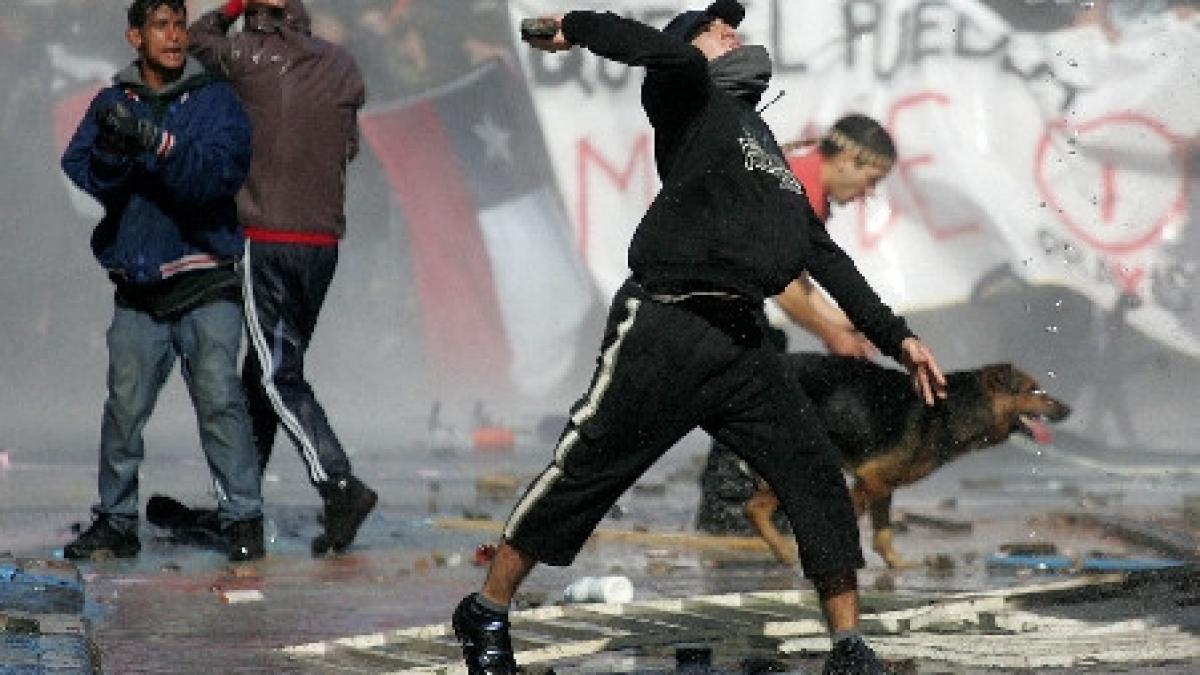 proteste violente in chile cu peste 25 000 de studenti participanti
