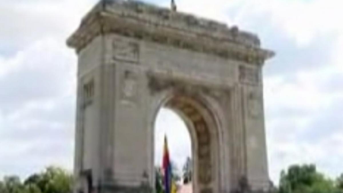 arcul de triumf din bucuresti devenit un monument verde al buruienilor si igrasiei