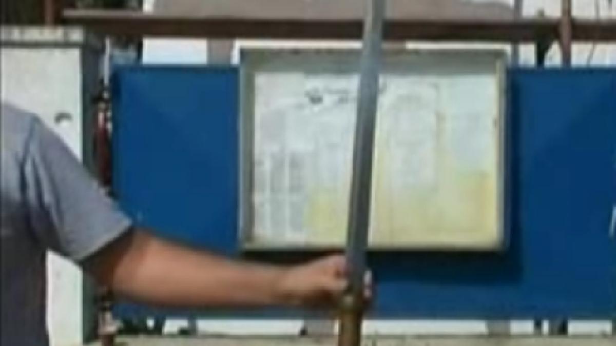 bataie pe locul de parcare un barbat din calarasi a scos sabia si pistolul catre un vecin care i a