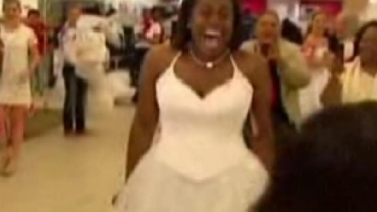 bataie pe rochiile de mireasa in sua la intrecerea mireselor