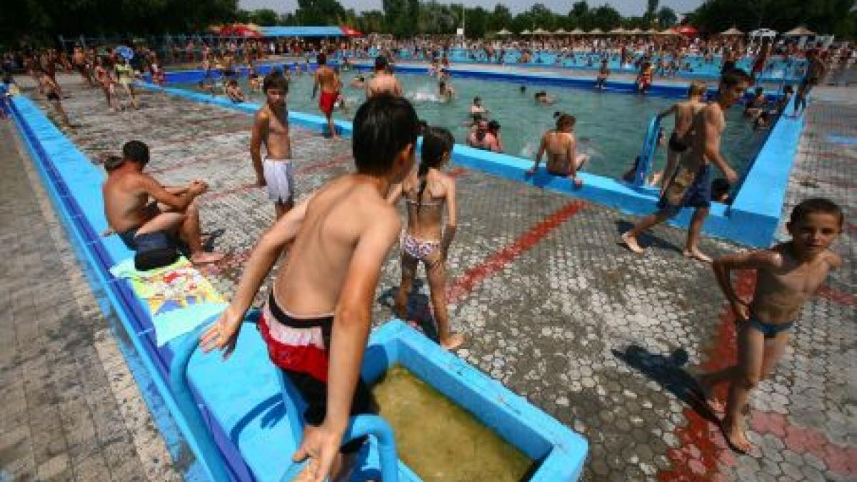 o fetita de 7 ani din oradea a murit la strand a fost aspirata de gura de evacuare a unui bazin