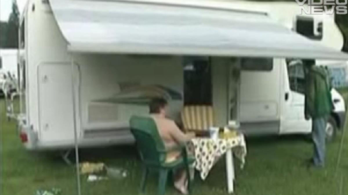 cartier de rulote la poalele bucegilor turistii vin la munte cu locuinta pe roti