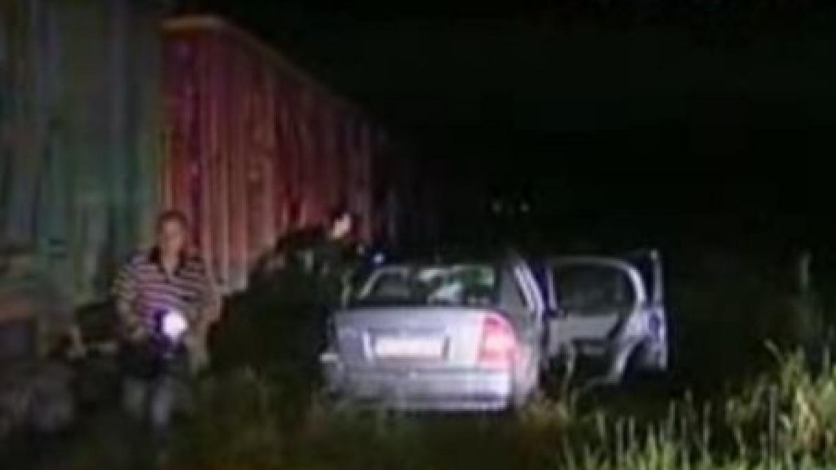 femeie ranita dupa ce masina sa a fost lovita si tarata 10 metri de un tren marfar