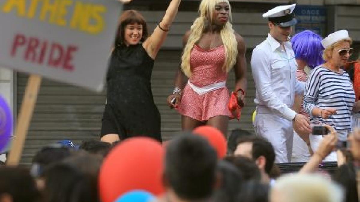 sute de homosexuali au participat la parada gay de la atena
