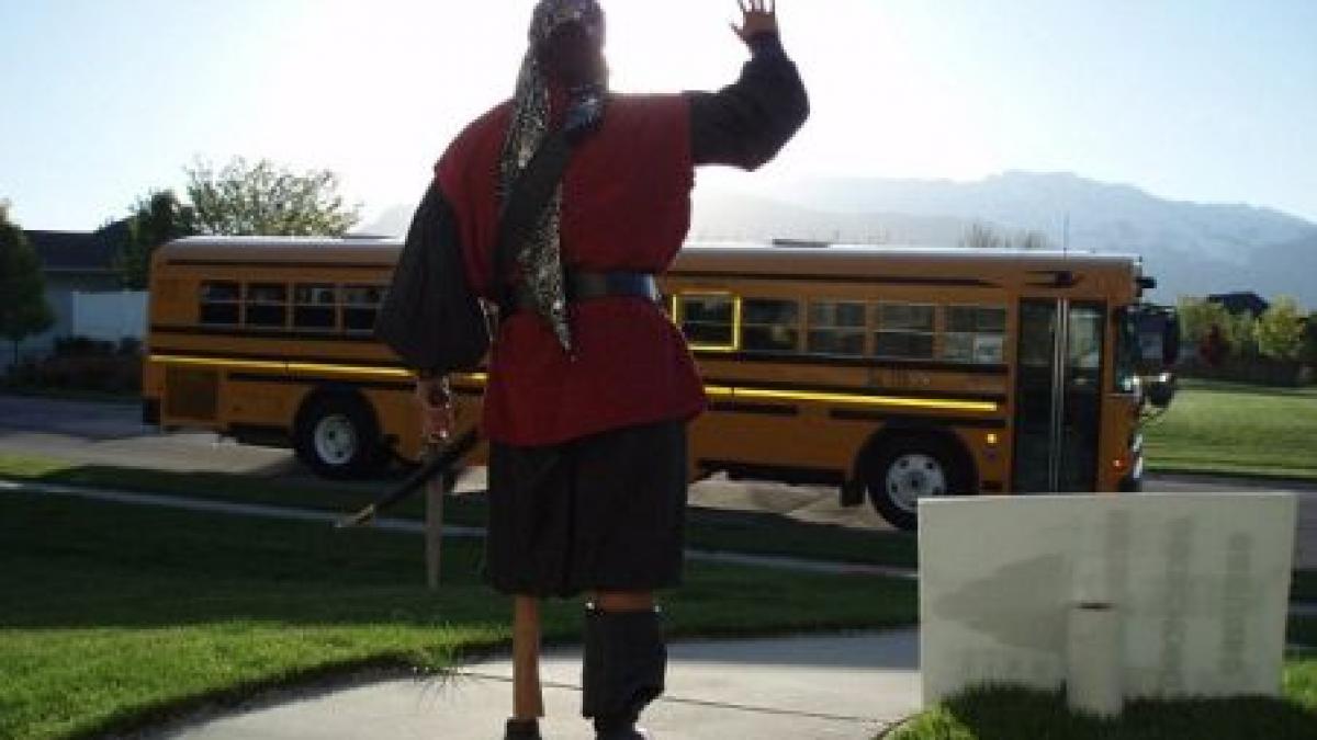 tata ticnit se costuma diferit in fiecare dimineata si isi conducea fiul pana la autobuz