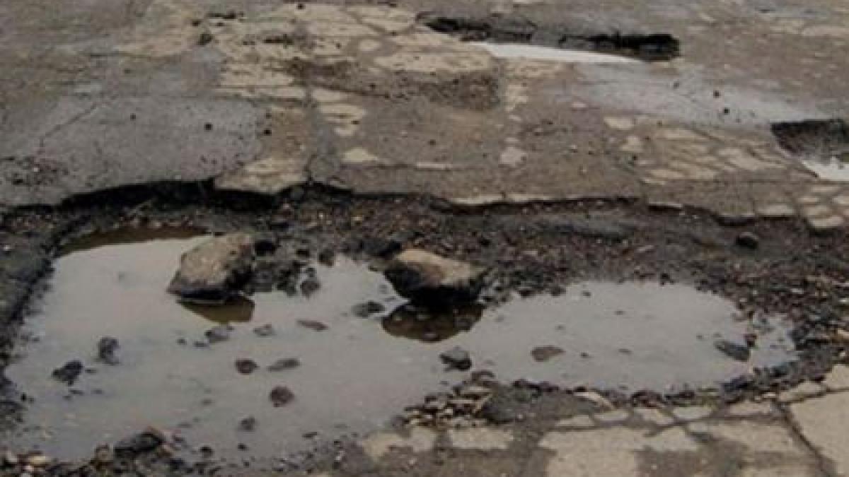 autospeciala de salubrizare inghitita de o sosea reparata recent