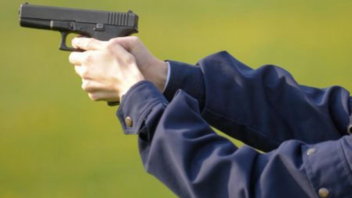 focuri de arma in bucuresti politistii au tras dupa patru hoti care furau din masini