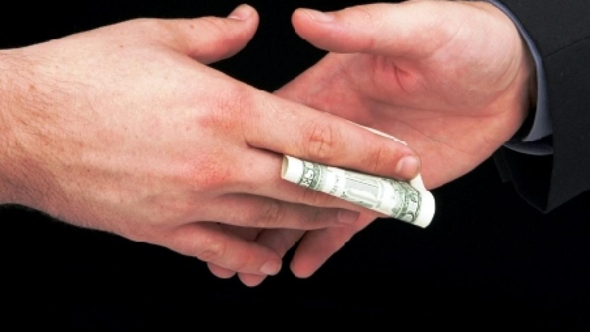 in romania boala se trateaza cu spaga peste 60 din pacientii romani fac plati informale