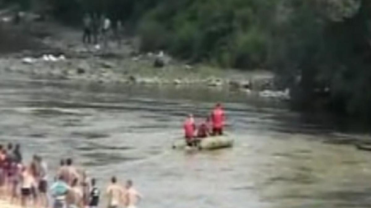 inca un tanar inghitit de apele jiului pompierii nu l au gasit