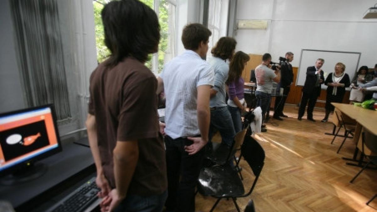 hotii au furat mai multe laptopuri si video proiectoare de la un liceu din iasi