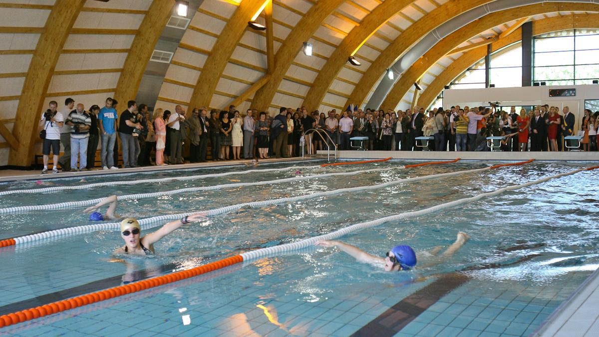 bazinul inaugurat de emil boc si elena udrea la campina ramane inchis publicului