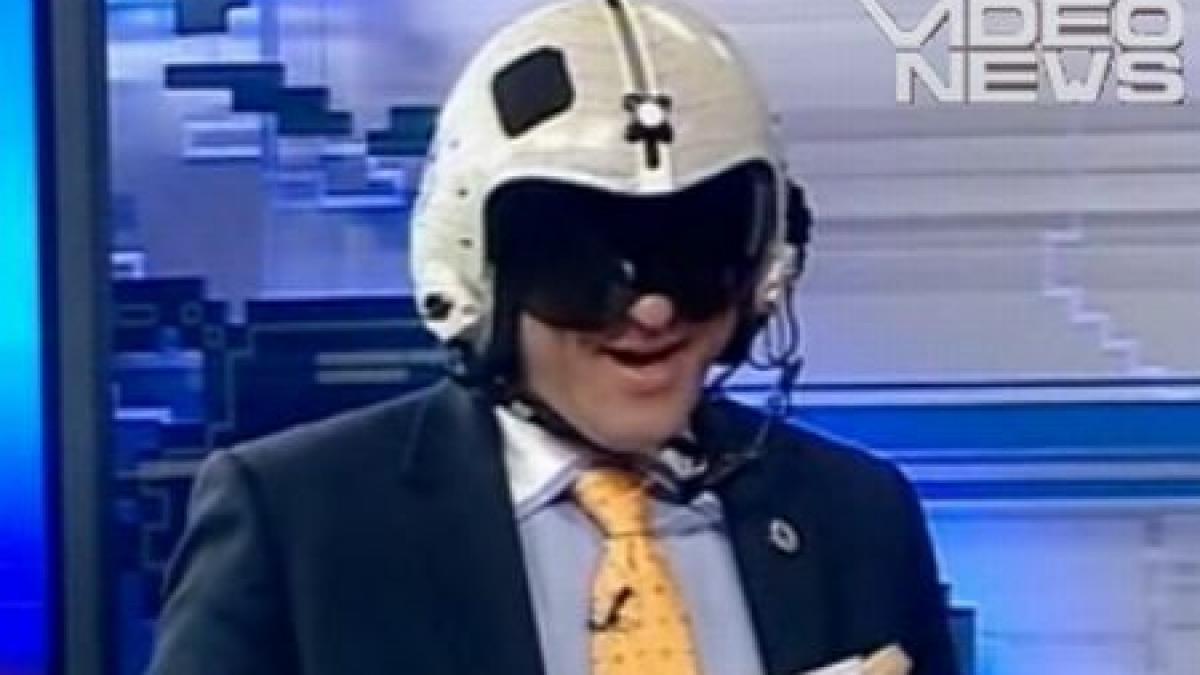 niels schnecker entuziasmat de constanta air show 2011 a purtat o casca de pilot in emisiune