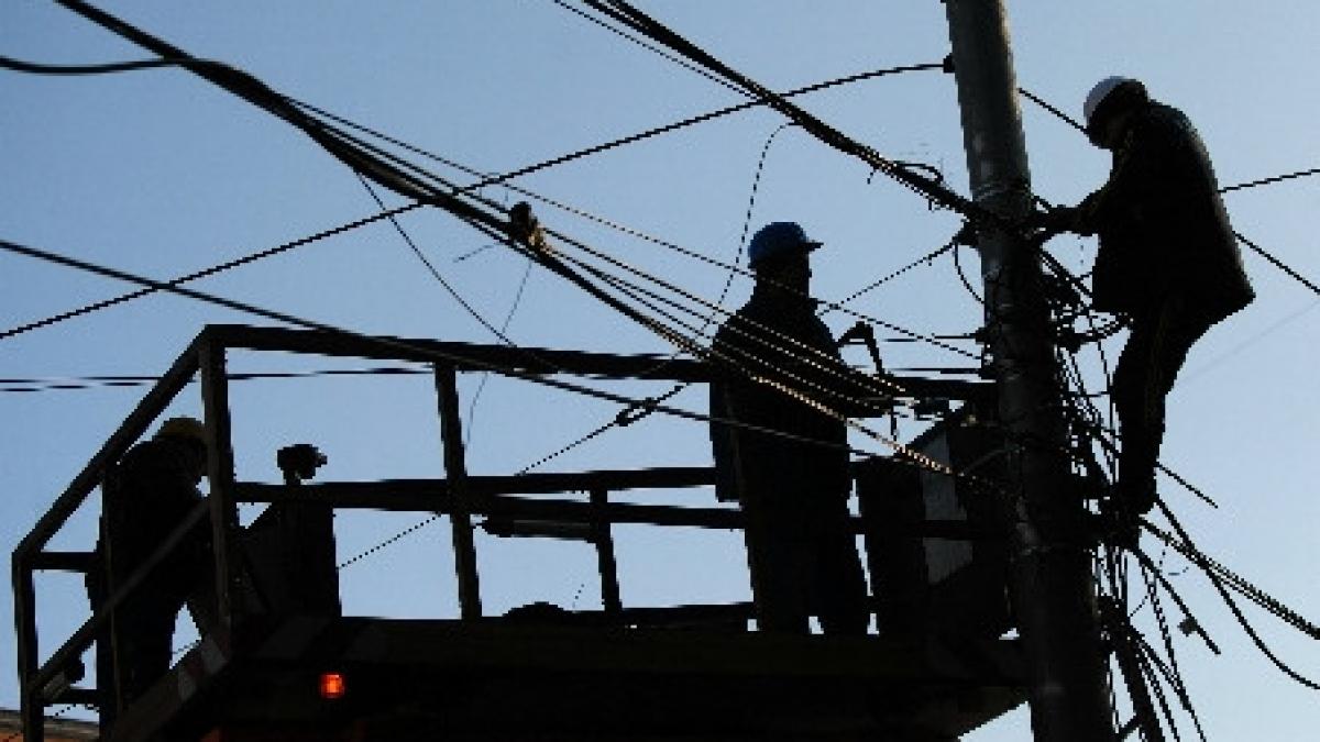 urcat pe un stalp de langa palatul cotroceni un barbat ameninta ca se va sinucide