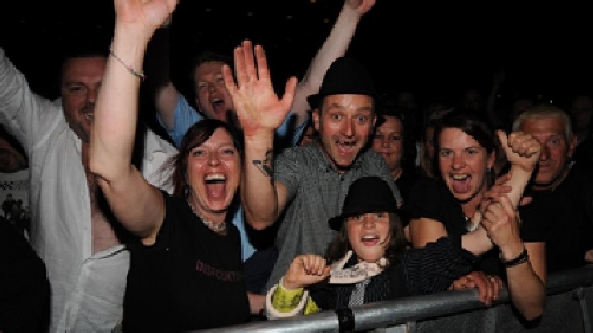 incidente la concertul scorpions din capitala fanii au fortat intrarea