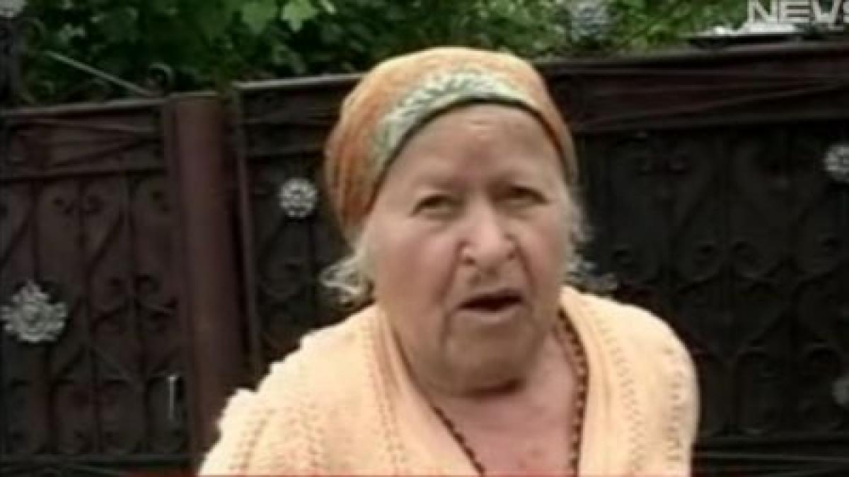 mama protestatarului care si a dat foc ei traiesc cu vile noi murim de foame