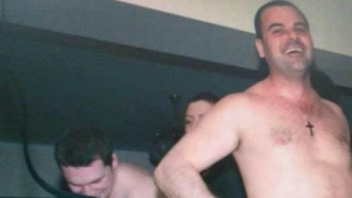 un politist din satu mare a facut striptease pentru colegele sale