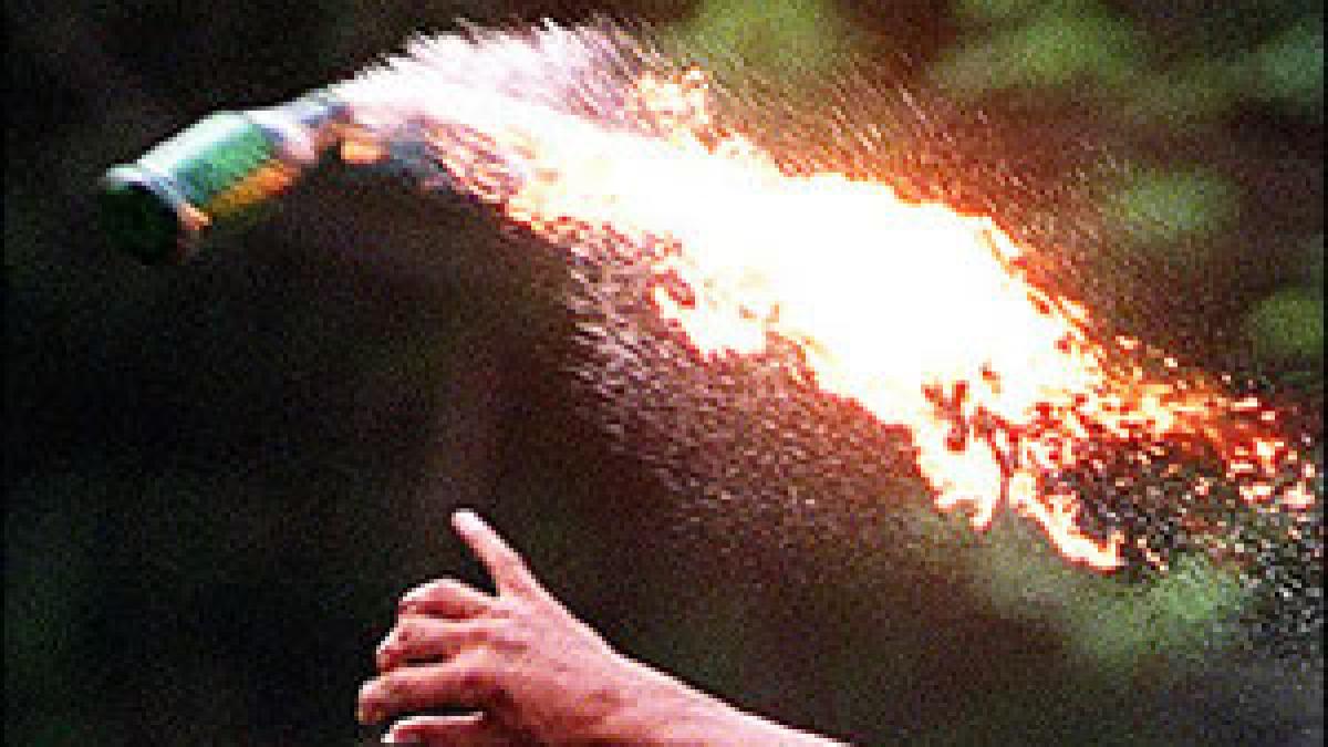 franta o tabara de romi a fost atacata cu cocteiluri molotov