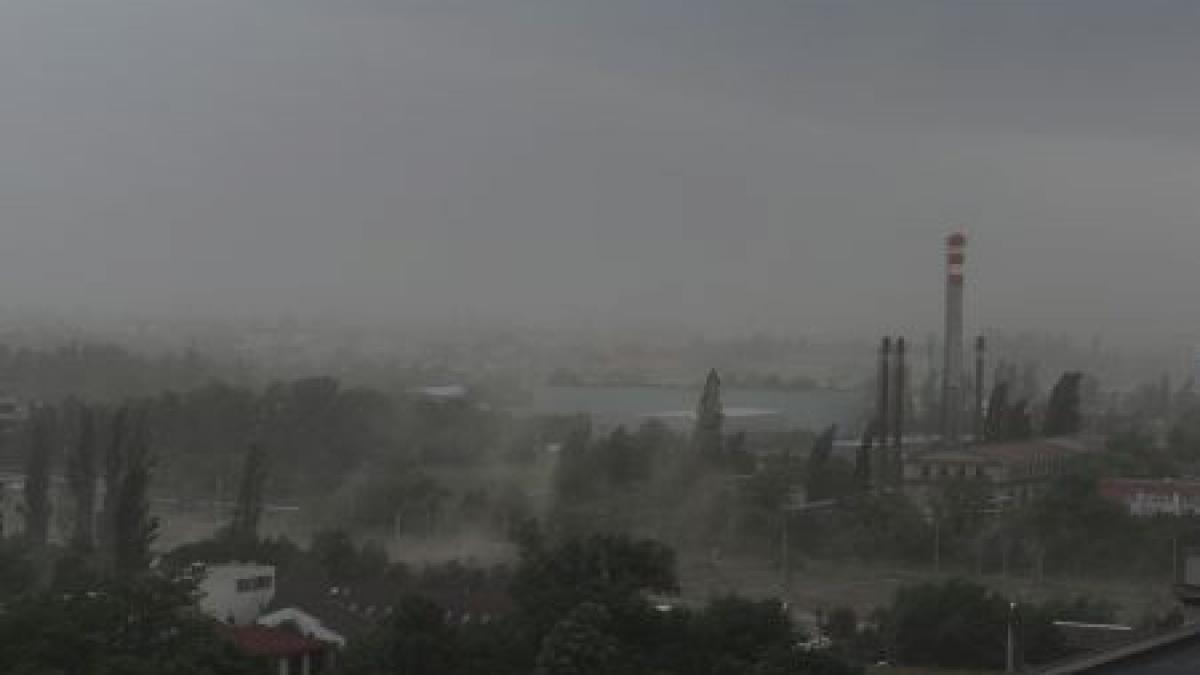 furtuni in romania copaci cazuti strazi inundate si recolte distruse de grindina vezi prognoza meteo