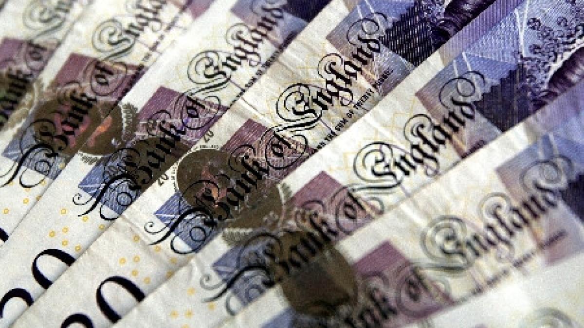 peste 160 de milioane de lire trimise in tara in 2010 de romanii din marea britanie