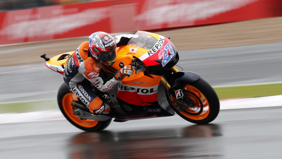 casey stoner a castigat la silverstone si a devenit lider la general in motogp