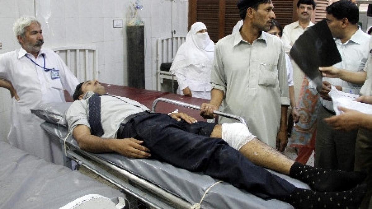 o persoana a fost ucisa intr un atentat sinucigas de la o banca din pakistan