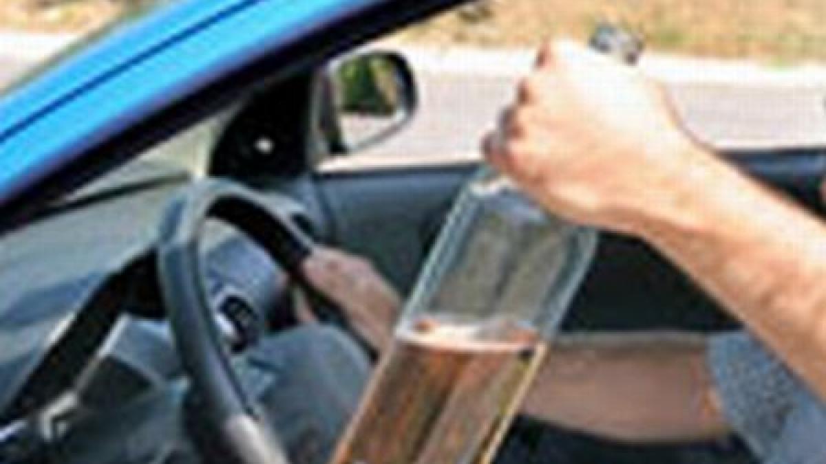 s a filmat in timp ce conducea masina fara maini si a postat imaginile pe net