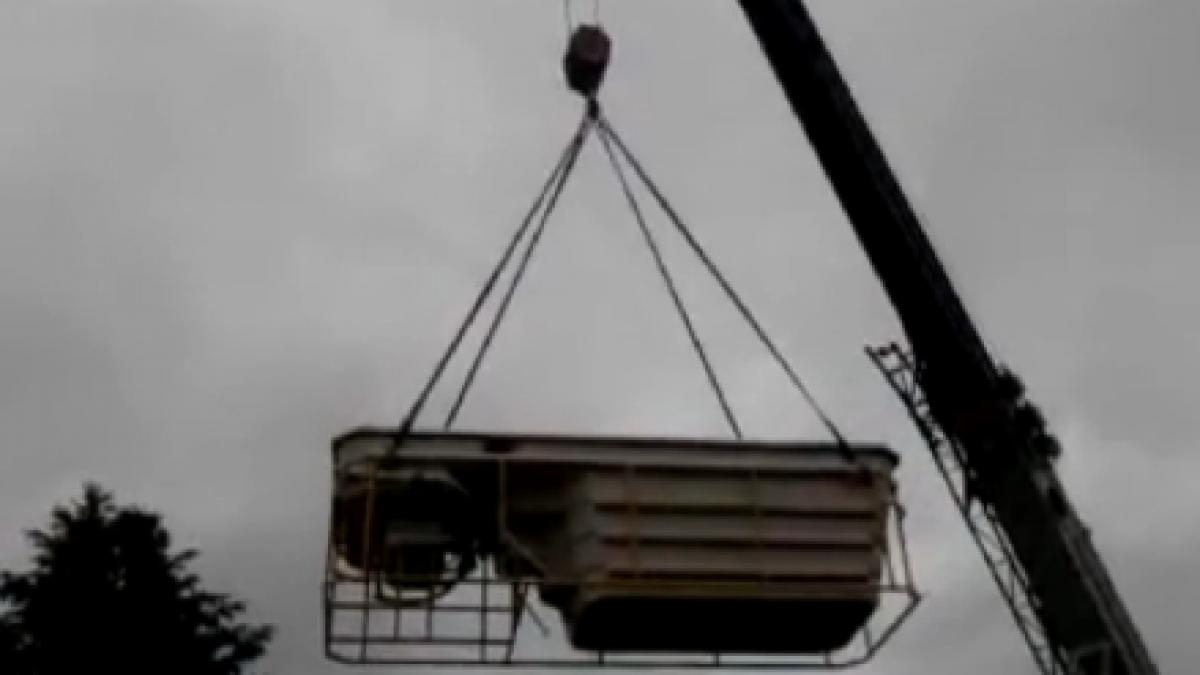 sua o macara care instala o piscina in curtea unui american s a rasturnat peste casa