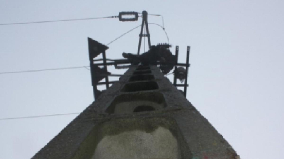 un elev din iasi a scapat cu viata dupa ce mii de volti i au trecut prin corp