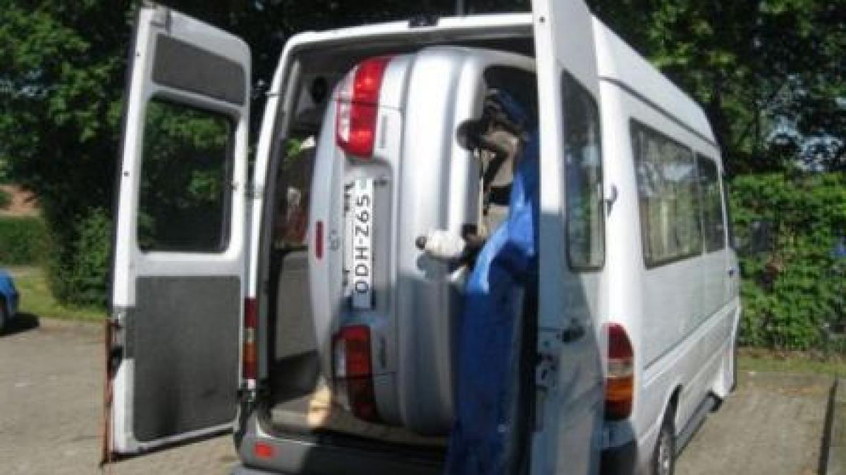 au inghesuit o mazda intr o duba ca sa nu plateasca taxe de transport