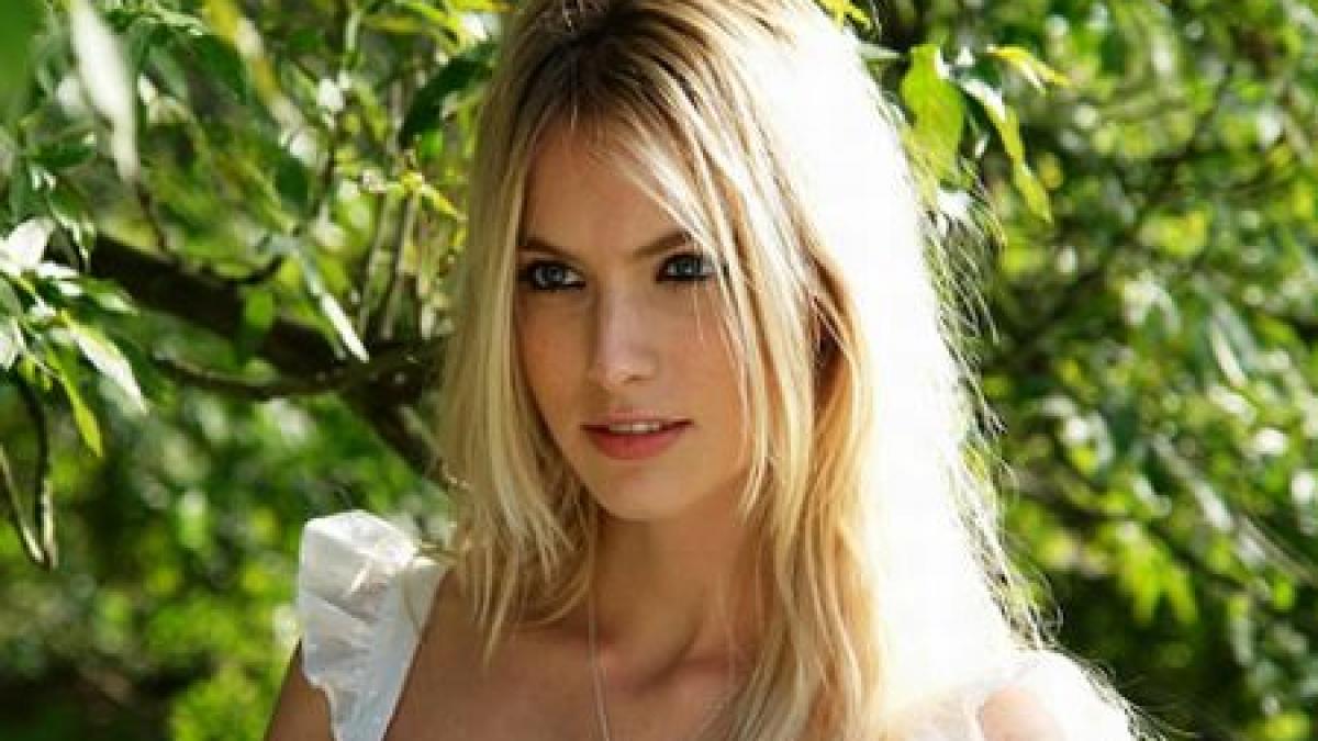 femeia ideala blonda inalta cu ochi albastri si chef de distractie