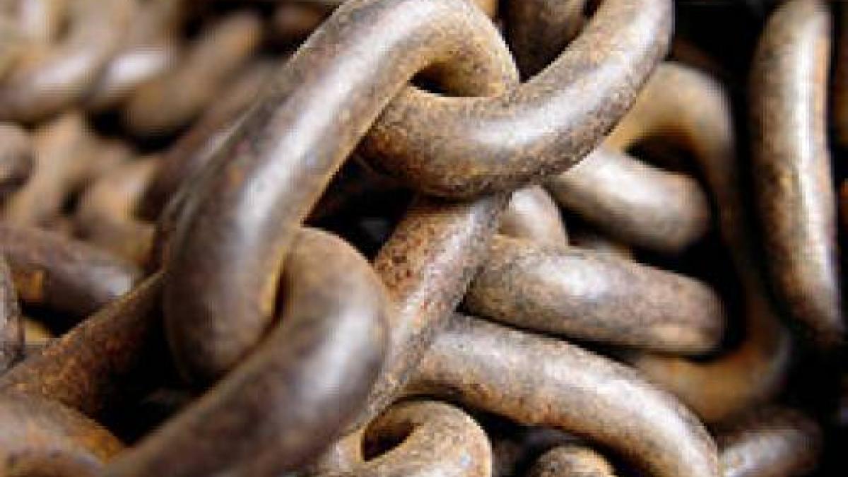 imagini socante o tanara de 20 de ani este tintuita in lanturi chiar de catre sora ei