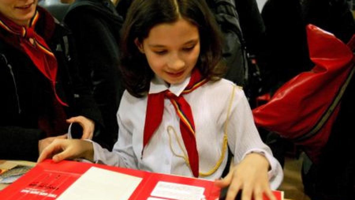 o eleva de 13 ani batuta de colegi pentru ca lua note prea bune