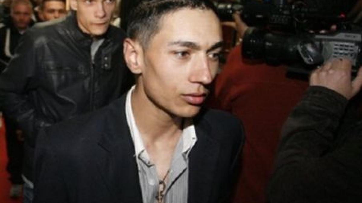 papan chilibar a fost inmormantat miercuri mama actorului a lesinat de doua ori