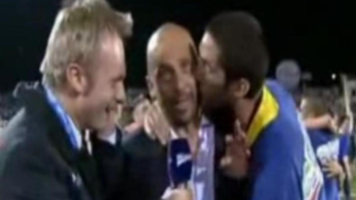 portarul celor de la novara a luat o razna in timpul celebrarii promovarii in serie a