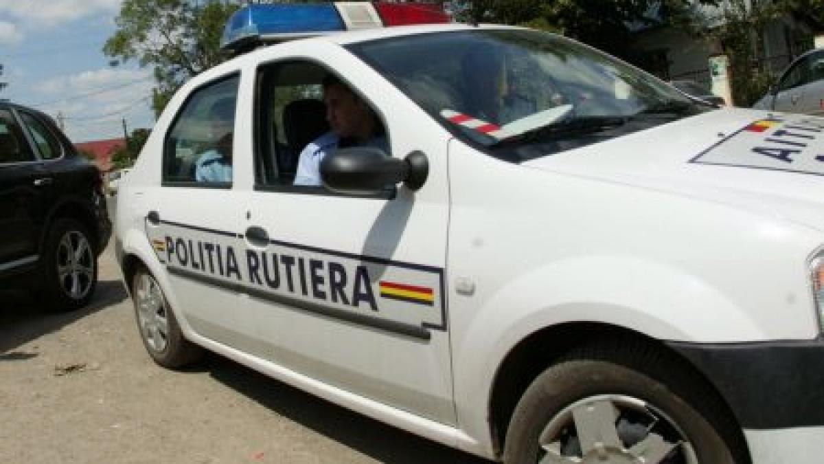 un sofer baut a ranit doi politisti si a distrus doua masini cu radar