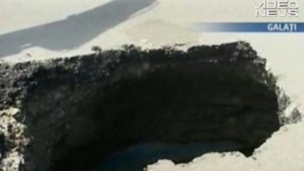 godzilla din galati se intoarce groapa de 10 metri adancime din carosabil a reaparut