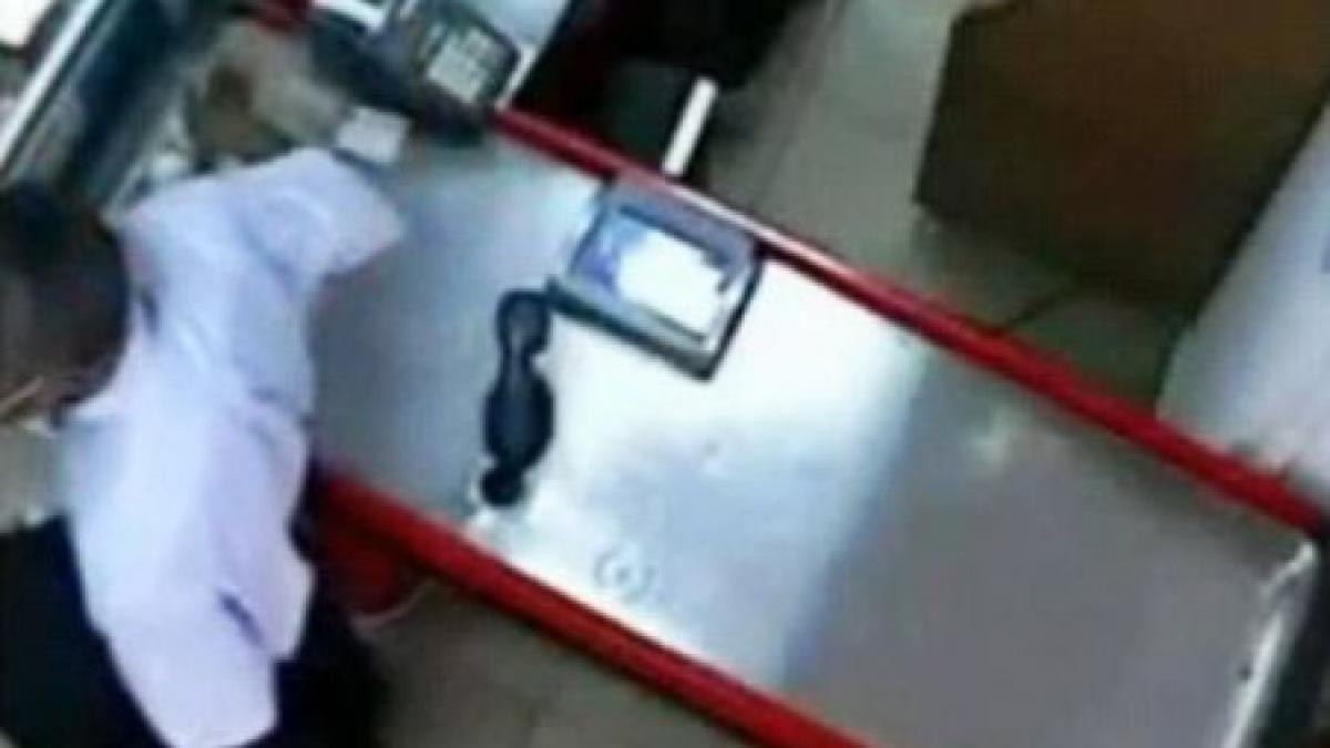 onesti un barbat a furat cutia pentru donatii dintr un supermarket