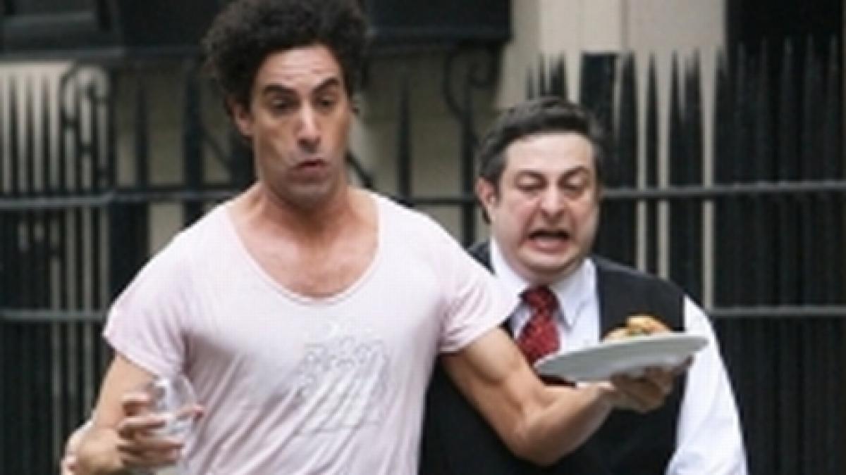 actorul sacha baron cohen fura mancare de la terase si fuge de chelneri