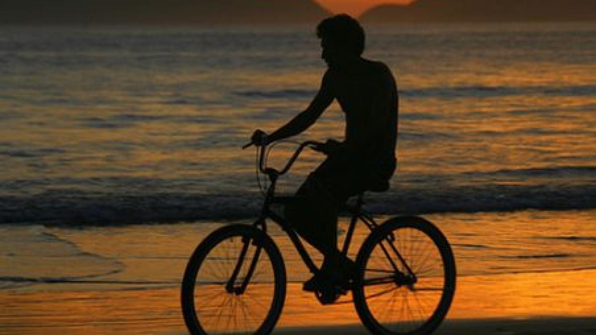 un barbat din roman calatoreste pe bicicleta din 2002 pe tot globul