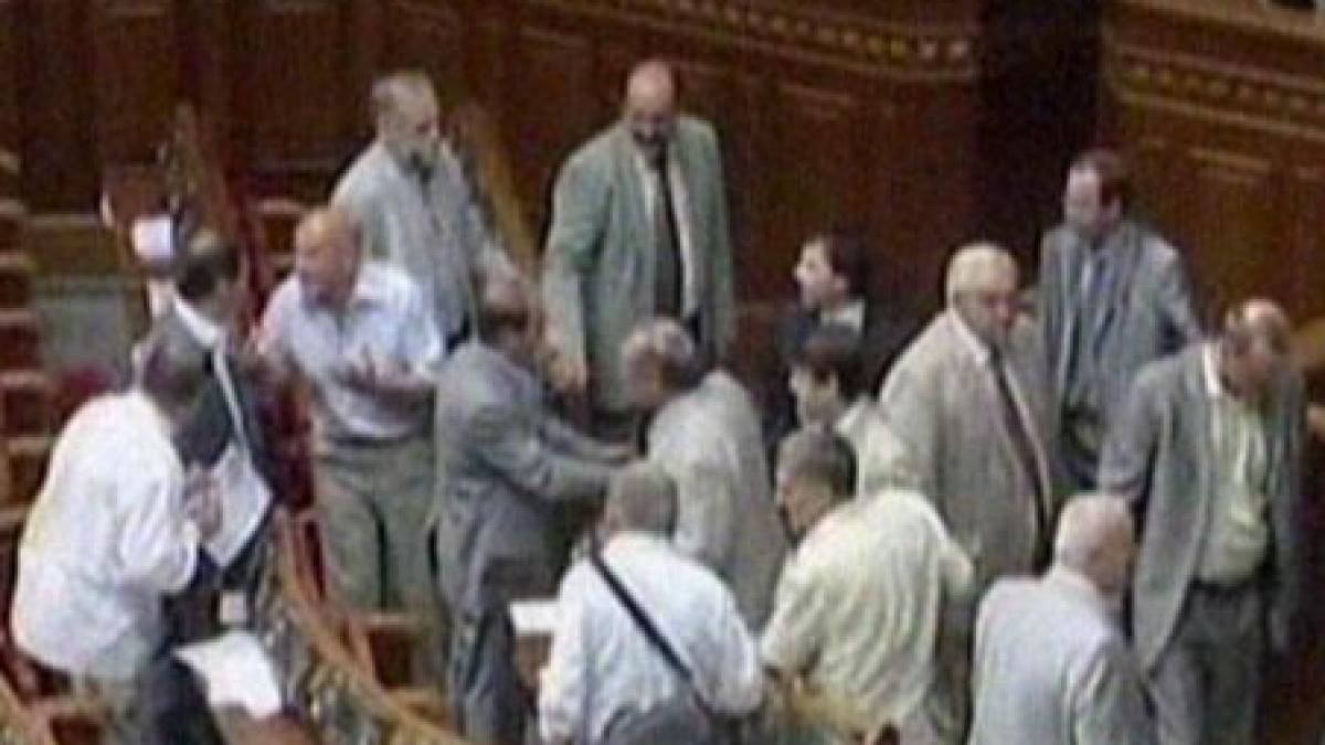 bataie in parlamentul ucrainean din cauza drapelului rosu sovietic