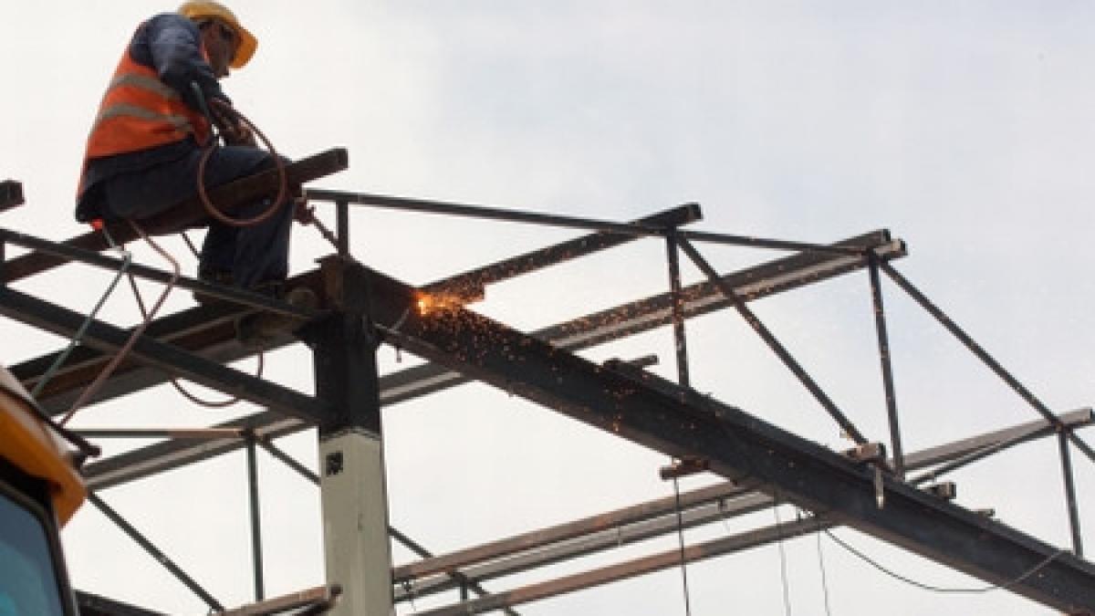 doi muncitori lucreaza la turla unei biserici din galati fara echipament de protectie