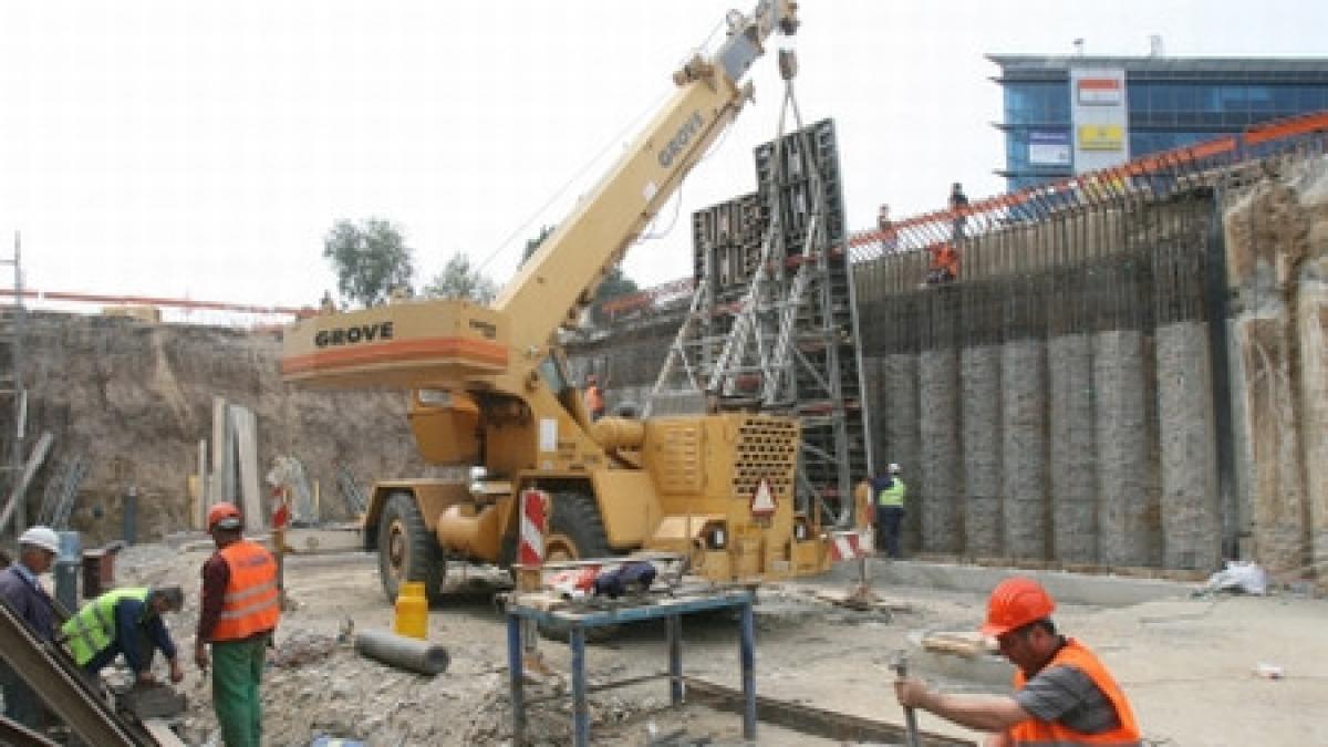 o macara s a prabusit peste trei masini in capitala