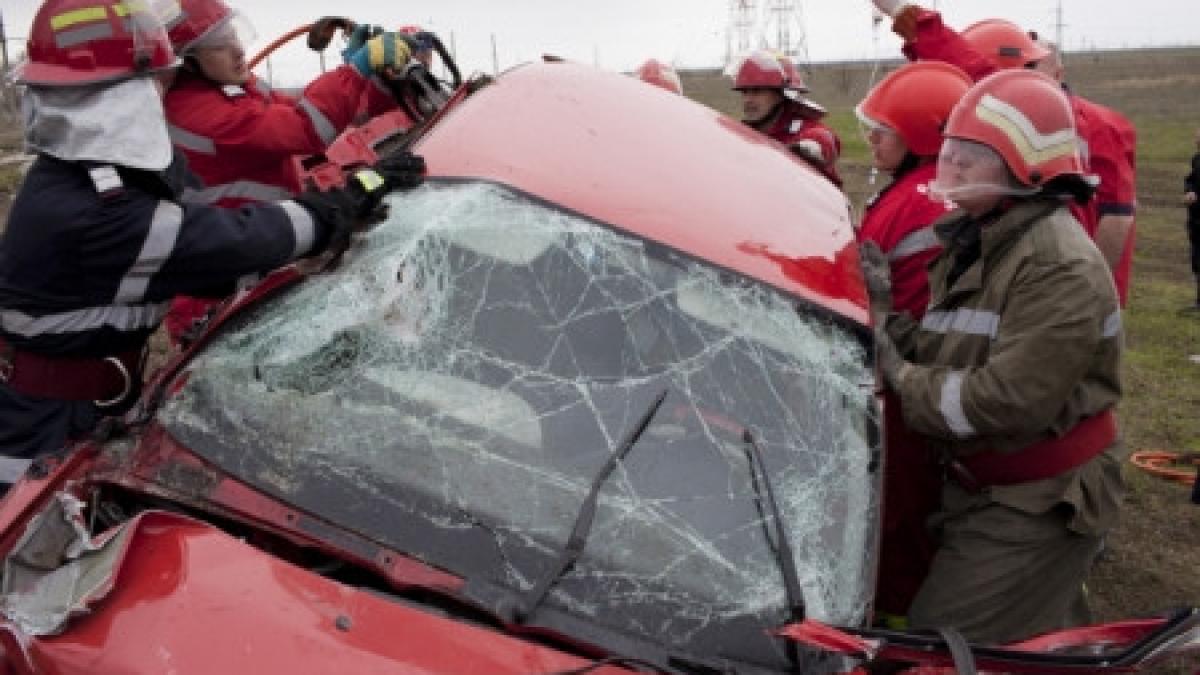 patru oameni au murit dupa ce masina in care se aflau a fost lovita de tren