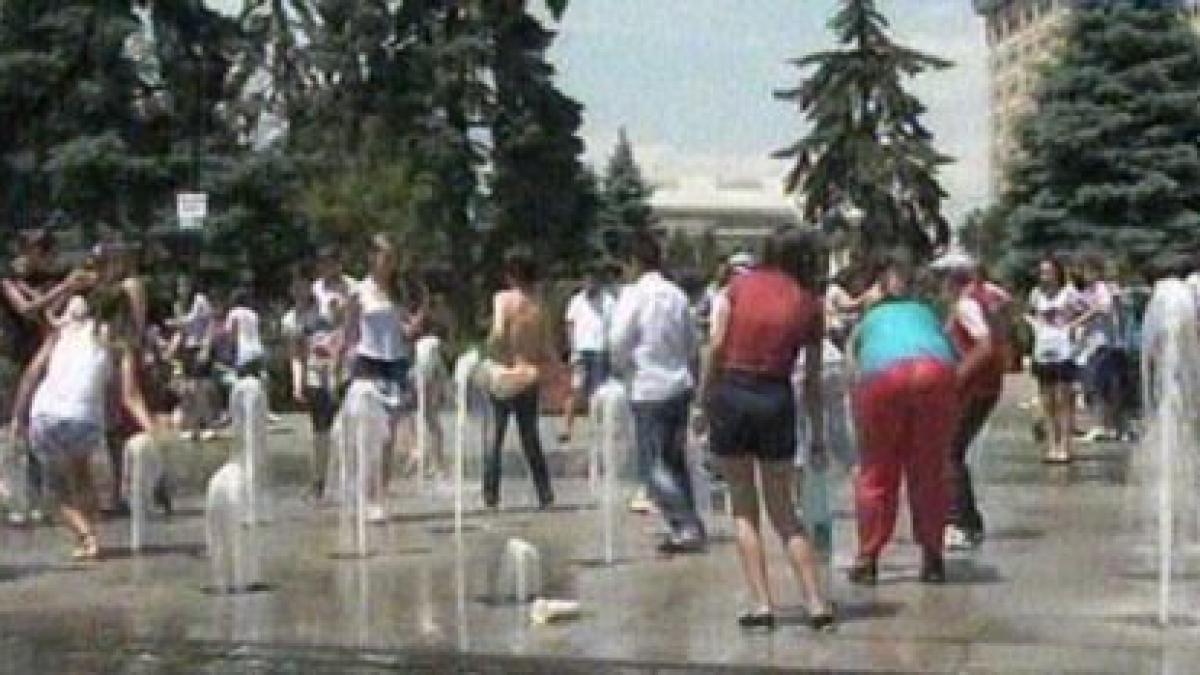 zeci de elevi au sarbatorit prima zi de vacanta balacindu se in arteziana din centrul ploiestiului