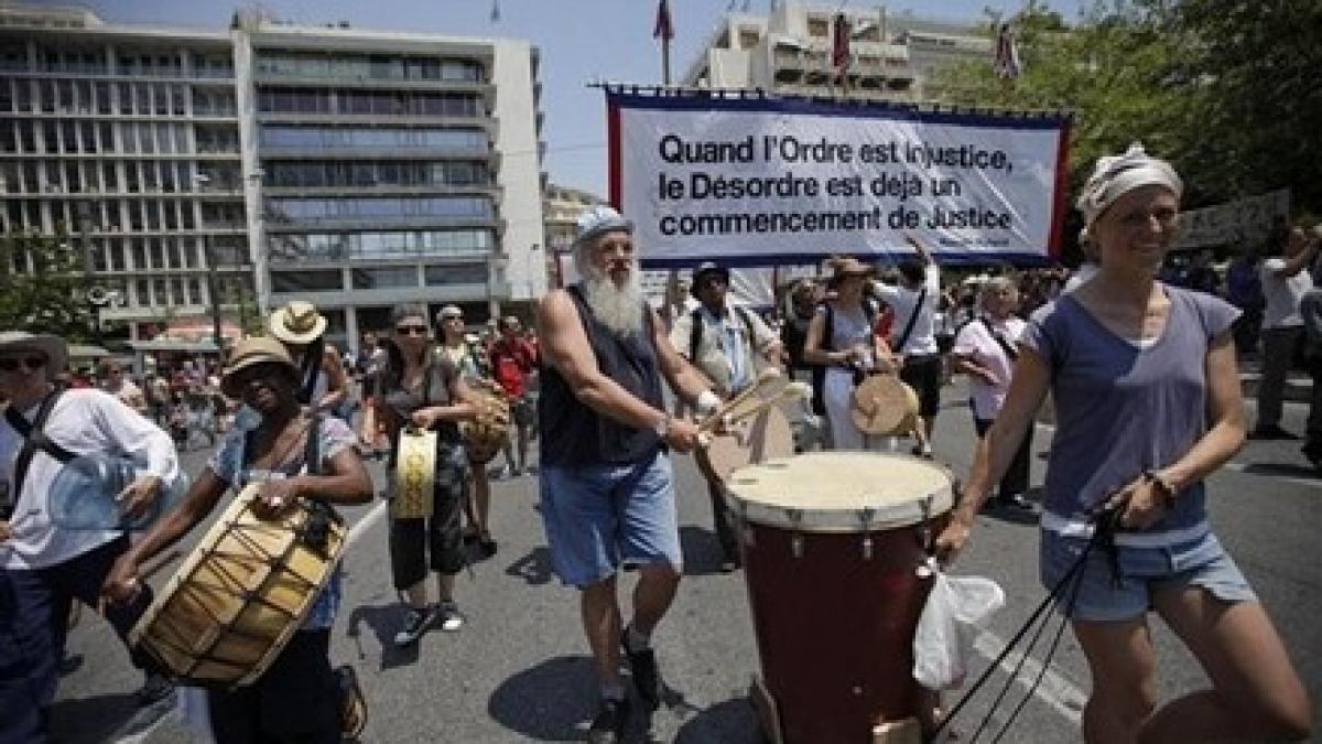artistii de la cirque du soleil au manifestat alaturi de greci impotriva masurilor de austeritate