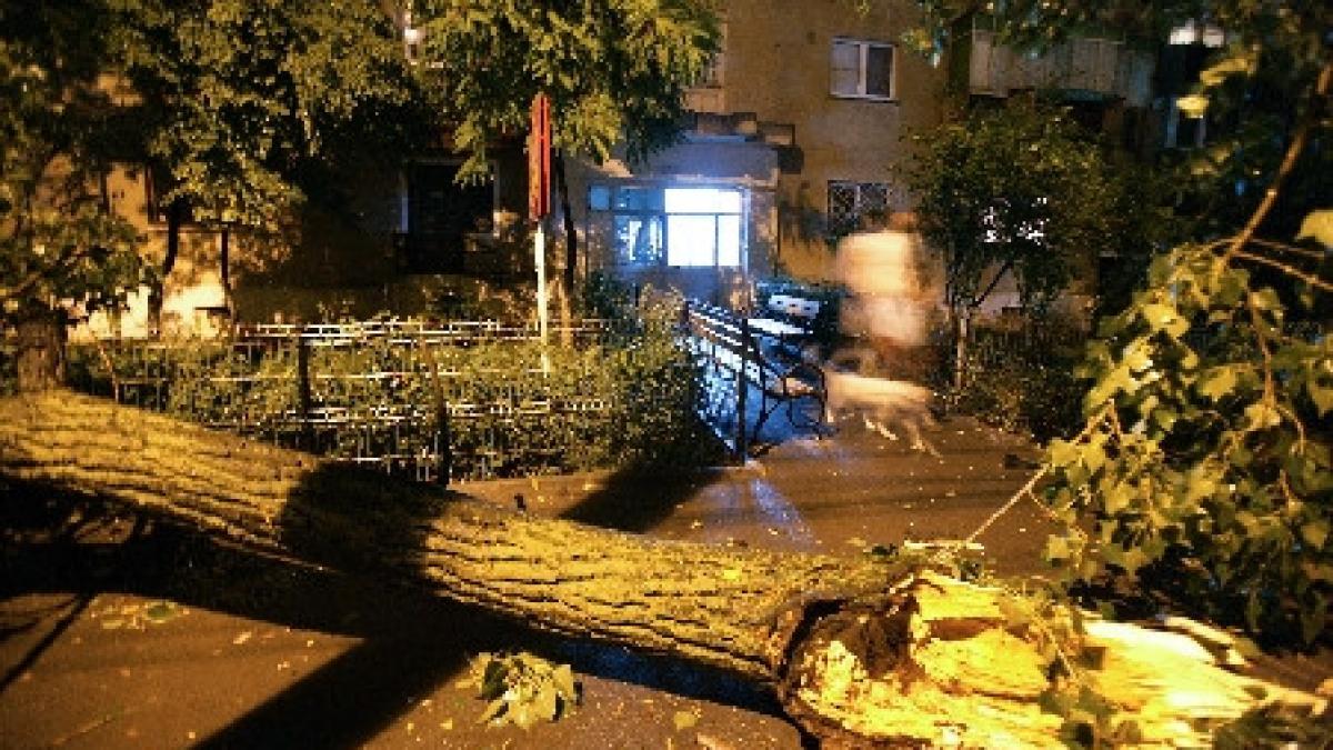 doi morti incendii si gospodarii distruse urmarile furtunilor produse in ultimele 24 de ore