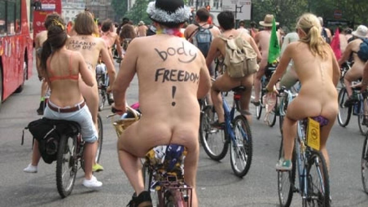 goi pe doua roti mii de ciclisti au pedalat dezbracati pe strazile din portland sua