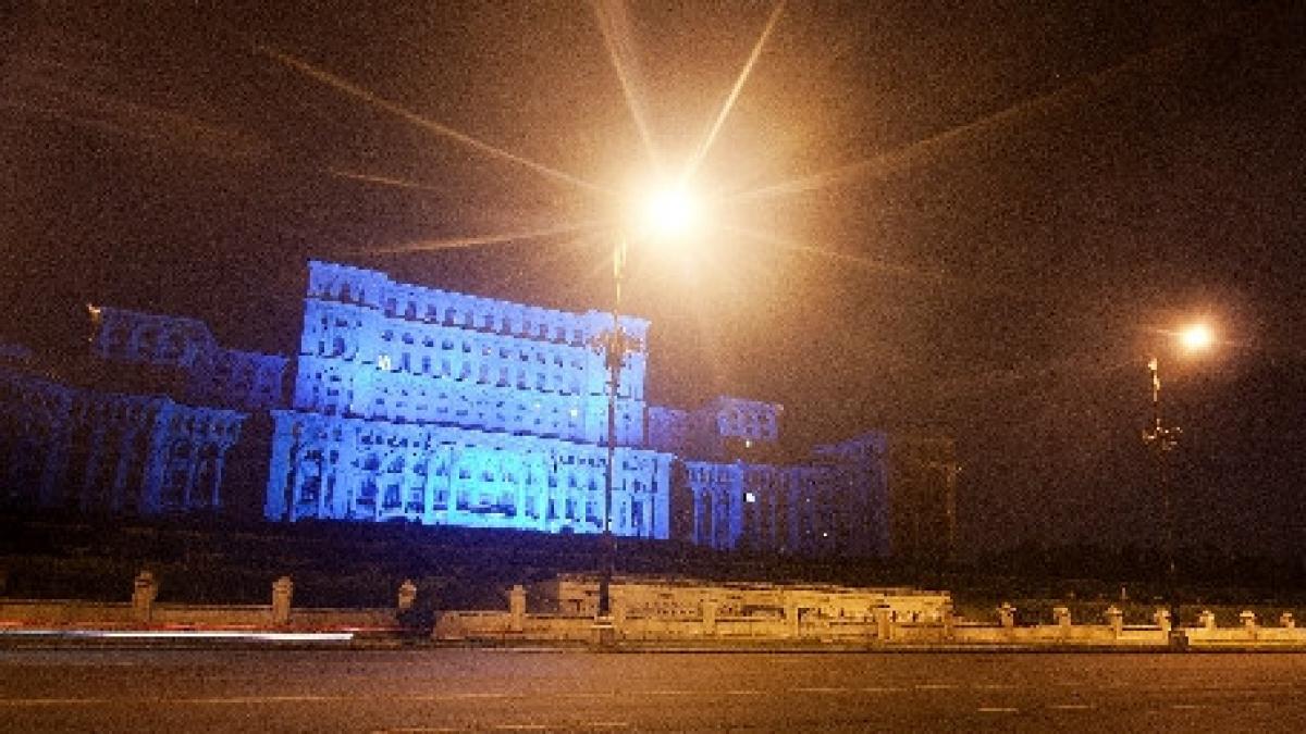 palatul parlamentului a fost iluminat in albastru cu ocazia zilei mondiale a refugiatului