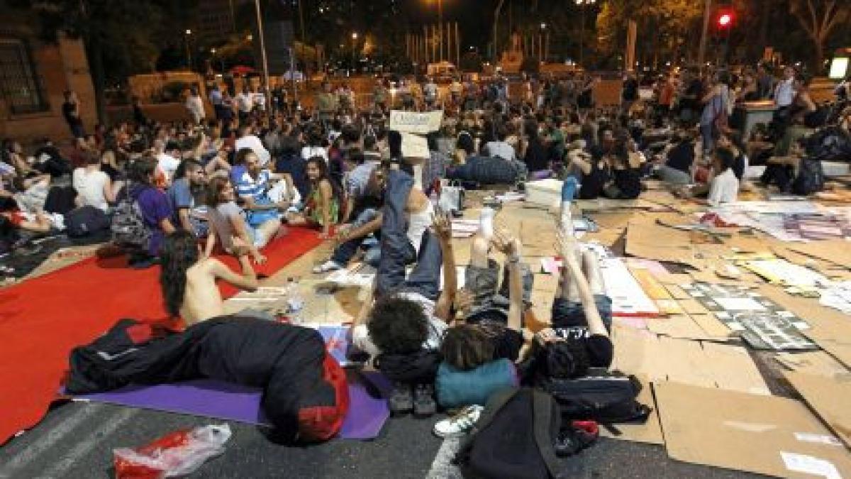 circa 200 de protestatari au petrecut noaptea sub cerul liber langa parlamentul spaniol